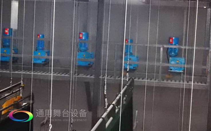 十余年銳意攀登，奮發(fā)圖強(qiáng)！舞臺(tái)幕布、機(jī)械等一站式選購(gòu)供應(yīng)商，舞臺(tái)機(jī)械、音響、燈光工程設(shè)計(jì)施工承包壹級(jí)資質(zhì)——通用舞臺(tái)