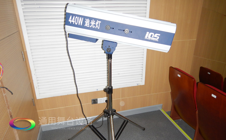 十余年銳意攀登，奮發(fā)圖強(qiáng)！舞臺(tái)幕布、機(jī)械等一站式選購(gòu)供應(yīng)商，舞臺(tái)機(jī)械、音響、燈光工程設(shè)計(jì)施工承包壹級(jí)資質(zhì)——通用舞臺(tái)