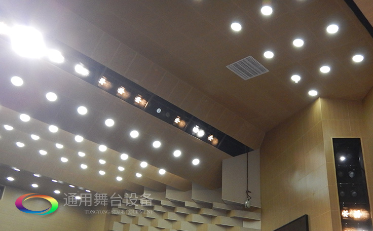 科學計劃工期、合理交叉施工，保質(zhì)保量順利完成工程的交付！通用舞臺阻燃幕布承接羊城廣州培英中學報告廳項目！
