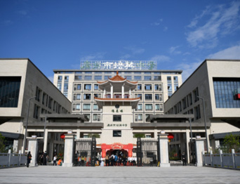 通用舞臺吊桿承接廣州市培英中學(xué)，大屏幕顯示系統(tǒng)、音頻擴(kuò)聲系統(tǒng)、燈光系統(tǒng)、舞臺吊桿及機(jī)械等多系統(tǒng)相互協(xié)作