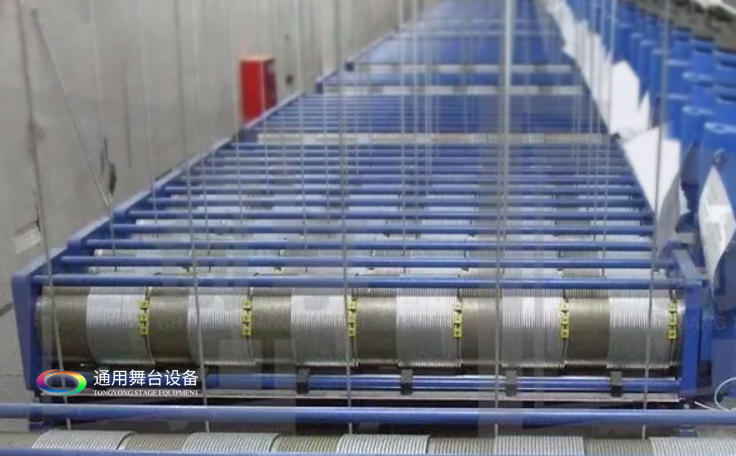 單層纏繞舞臺(tái)吊桿機(jī)（定制型）：行程檢測(cè)、沖頂保護(hù)、松疊繩保護(hù)、超載保護(hù)、變頻調(diào)速、單、多臺(tái)編組運(yùn)行