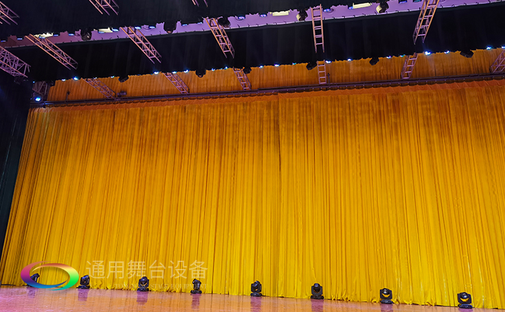 牽引大幕啟閉運動的機械設備。大幕機（proscenium curtain machinery）