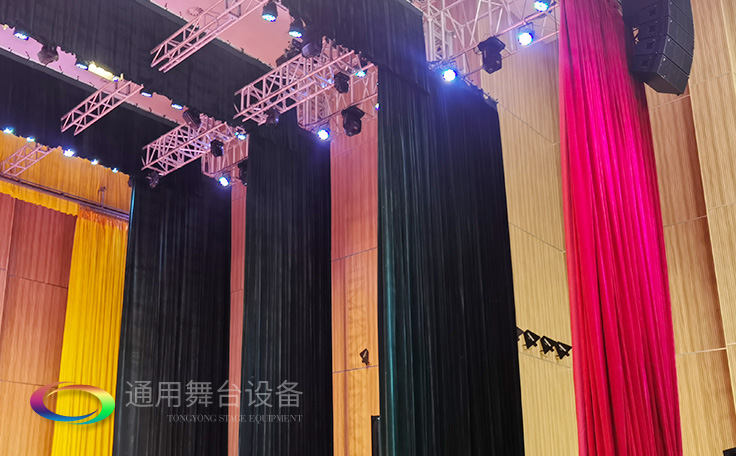 遷換場(chǎng)景、揭示活動(dòng)主體、渲染演出氣氛、提升演出效果——舞臺(tái)幕布、泰州舞臺(tái)吊桿