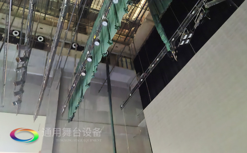 廣西梧州某劇場順利通過項(xiàng)目驗(yàn)收 項(xiàng)目設(shè)計(jì)舞臺機(jī)械、舞臺吊桿系統(tǒng)、專業(yè)燈光系統(tǒng)等
