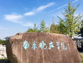通用舞臺承建：南京曉莊學(xué)院報告廳舞臺項目（舞臺音響、舞臺燈光吊桿、幕布...