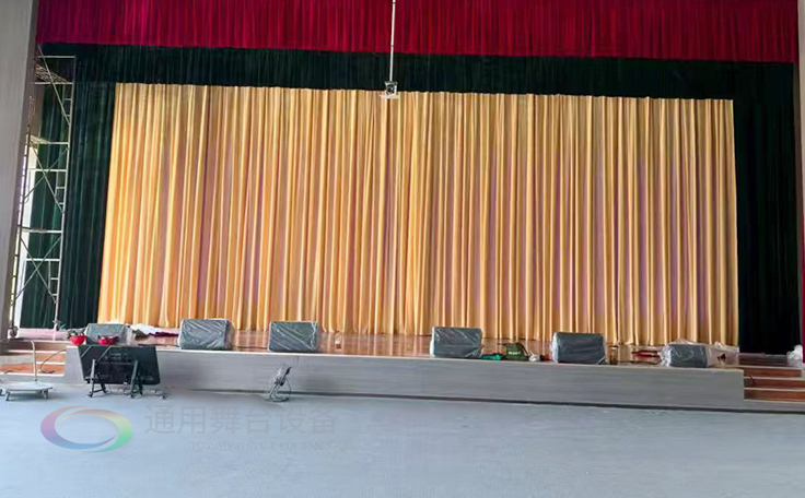 通用舞臺(tái)承建江蘇某學(xué)院報(bào)告廳項(xiàng)目，包括舞臺(tái)燈光、舞臺(tái)吊桿、幕布等核心設(shè)備的設(shè)計(jì)與安裝
