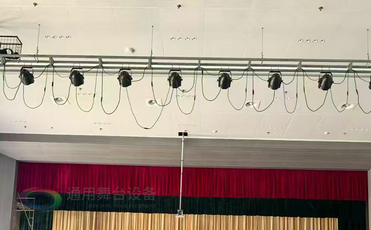 通用舞臺承建江蘇某學(xué)院報(bào)告廳項(xiàng)目，包括舞臺燈光、舞臺吊桿、幕布等核心設(shè)備的設(shè)計(jì)與安裝