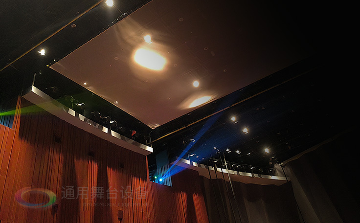 劇場(chǎng)舞臺(tái)升級(jí)，舞臺(tái)吊桿、舞臺(tái)燈光、幕布煥新登場(chǎng)